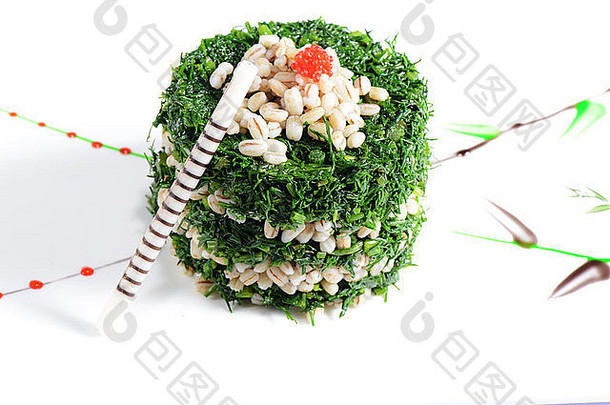 中国菜：用蔬菜和小麦胚芽在白色盘子上做成的沙拉