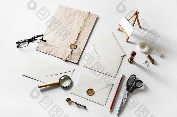白纸背景上的空白艺术和工艺文具。手工制作的物品，用于放置您的设计。
