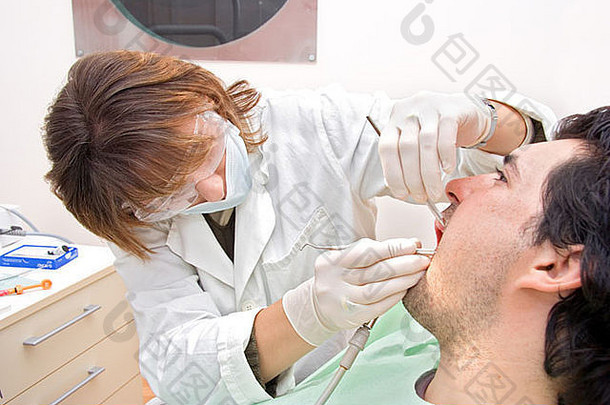 牙医检查病人