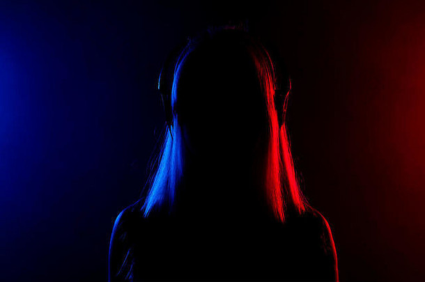 轮廓女孩耳机红色的蓝色的灯背景