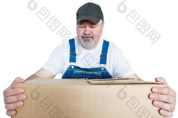 一名工人正在做心理准备，举起一个沉重的箱子，紧握着它，闭上眼睛，坚定的目光孤立在白纸上