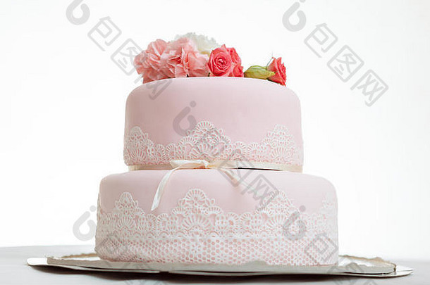 粉色婚礼蛋糕。