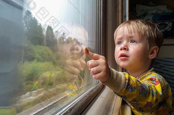 火车!明亮的可爱的三岁的男孩骑火车窗口无趣的景观清洁工窗口显示反射情绪孩子孩子思考硬孩子蹒跚学步的可爱的可爱的好奇心认知感兴趣旅行铁路运输