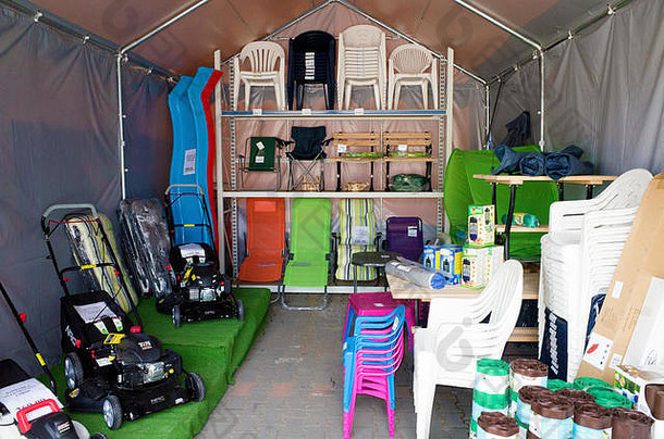 位于波兰一家五金店后部的帐篷，里面存放着额外的夏季用品。扎瓦迪波兰中部欧洲