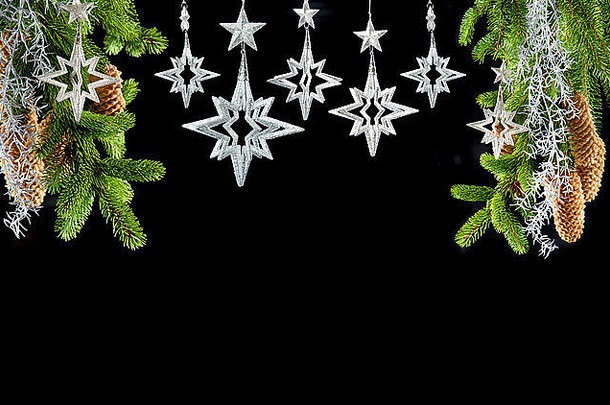 圣诞节树闪亮的银饰品黑色的背景圣诞节装饰