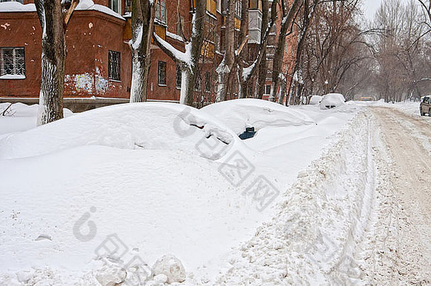 冬天雪下的汽车