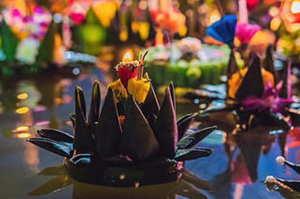 阿来水灯节日人买花蜡烛光浮动水庆祝阿来水灯节日泰国横幅长形式