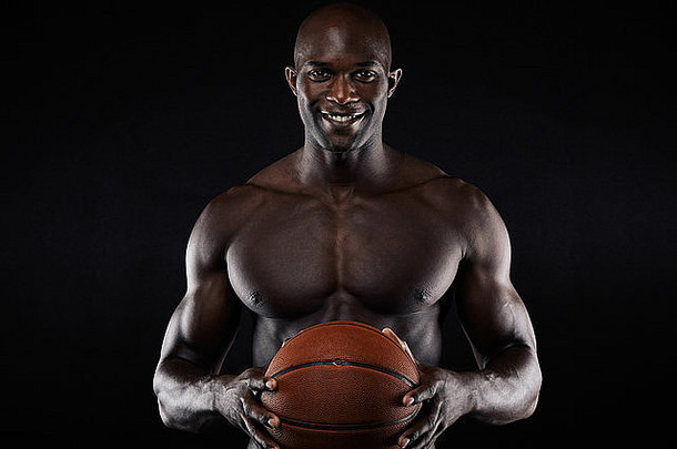肖像快乐年轻的肌肉发达的男人。<strong>篮球</strong>赤膊上阵<strong>篮球</strong>球员相机微笑