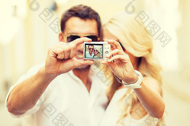 旅行夫妇采取照片图片相机