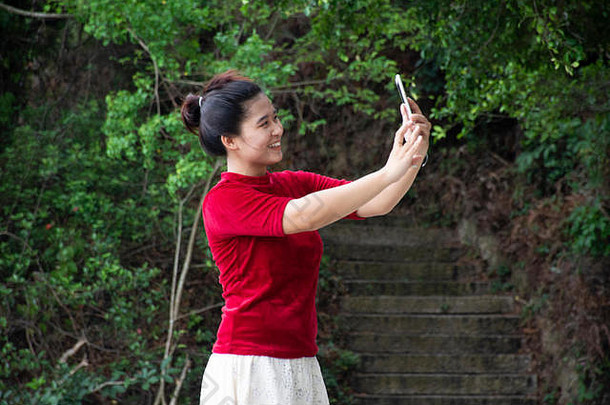 旅行者泰国女人智能手机自拍照片视图点奎希风景优美的区域汕头小镇汕头城市潮州