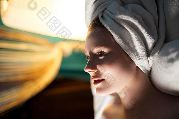 女人完美的皮肤毛巾头放松水疗中心皮肤护理