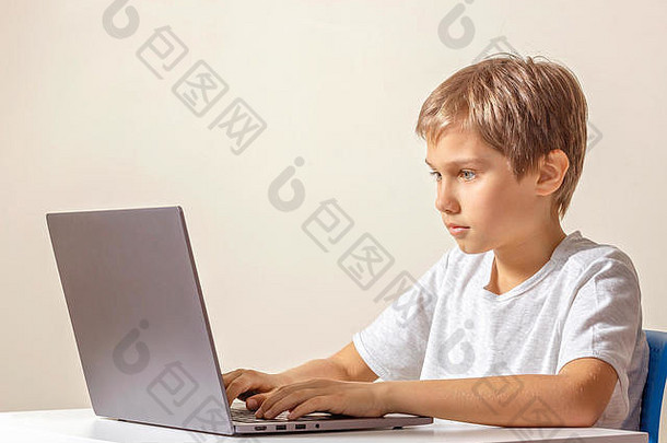 男孩坐着表格移动PC电脑
