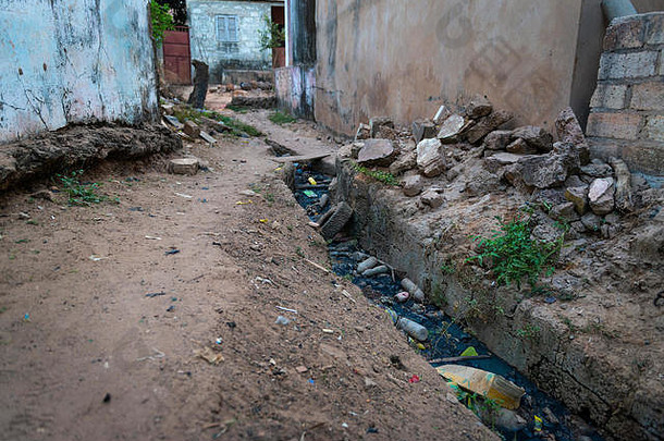 开放空气下水道街冲天炉低社区城市比绍几内亚比绍几内亚比绍贫穷国家