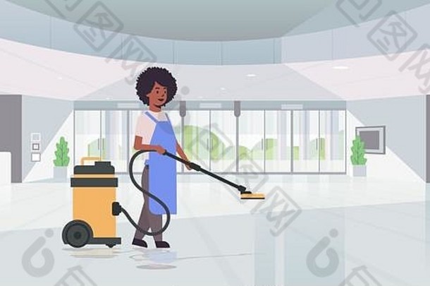女人专业真空更清洁的非洲美国女更清洁的看门人统一的清洁服务地板上护理概念现代酒店游说团体大厅