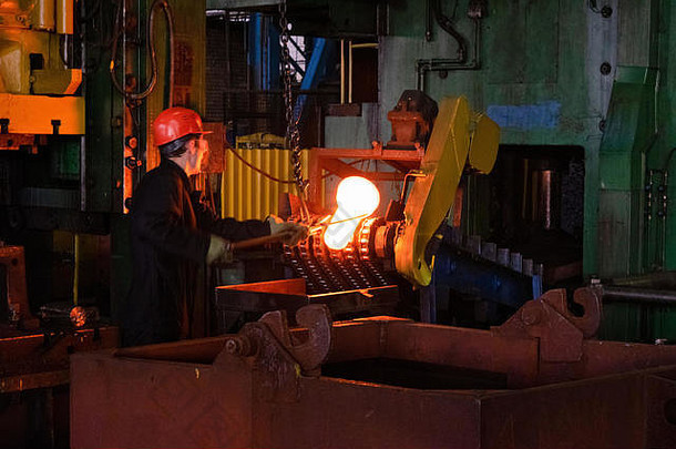 热铁冶炼厂举行工人高精度热锻造产品汽车部分生产热锻造过程automatice行热forg