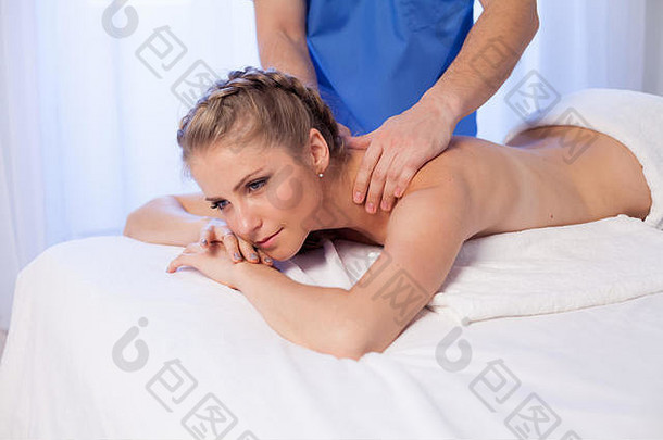 按摩治疗师使美丽的女人医疗回来按摩身体治疗水疗中心