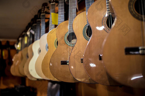 经典西班牙语吉他墙音乐商店出售