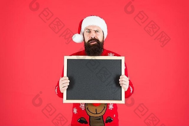 展示产品圣诞老人持有空黑板上红色的背景胡须男人。广告产品产品描述重要的信息产品复制空间