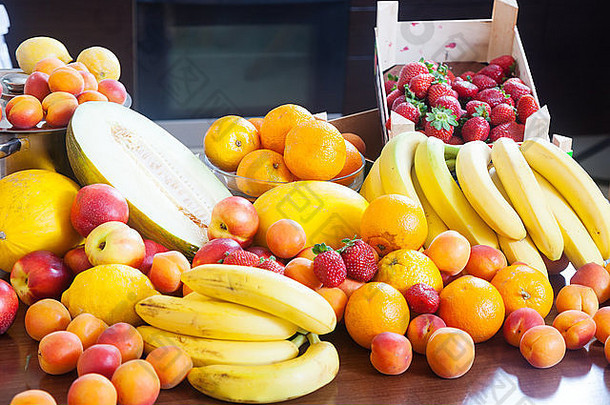 堆新鲜的水果表格厨房