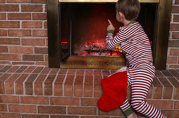 男孩指出壁炉等待圣诞老人