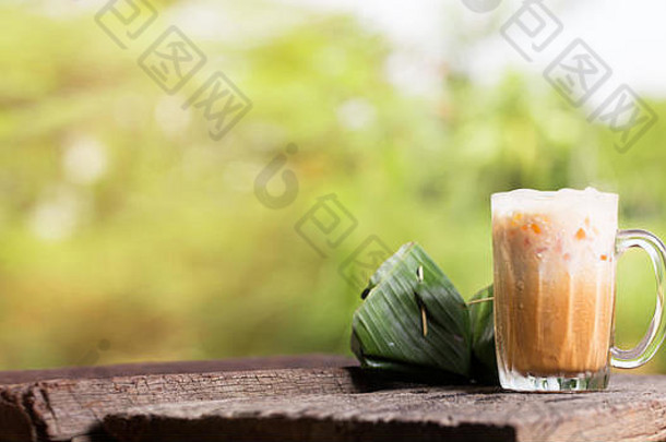 泰国冰茶牛奶喝饮料服务甜点表格当地的泰国风格早餐