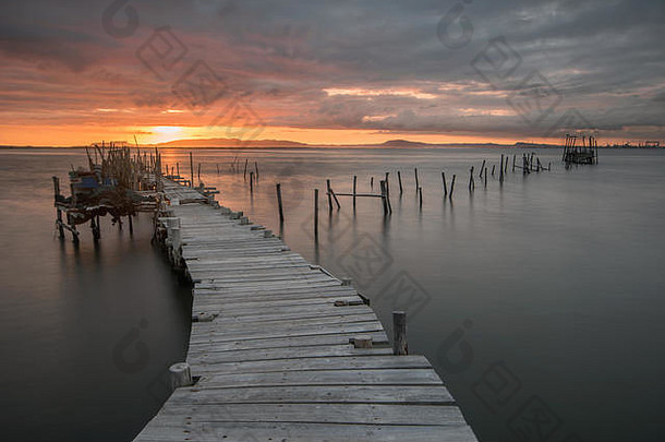 日落景观手工钓鱼船木码头carrasqueira旅游目的地游客海岸alentejo