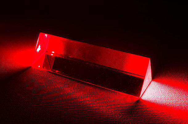 工作室静物照片三角玻璃棱镜红色的激光光进入结束棱镜