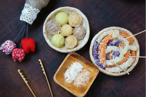 越南街食物甜蜜的蛋糕受欢迎的零食越南海绵蛋糕蚕蛋糕manioc蒸汽椰子牛奶
