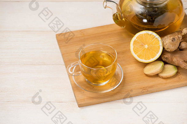 杯姜茶柠檬蜂蜜白色木背景