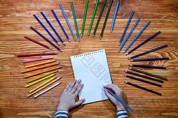 孩子的手写作空笔记本颜色铅笔木表格