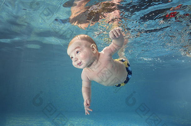 婴儿男孩学习游泳水下游泳池健康的家庭生活方式孩子们水体育活动孩子发展疾病