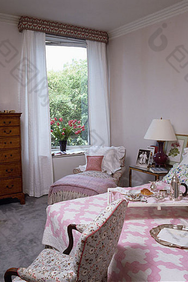 早餐托盘床上粉红色的白色被子国家卧室白色帆窗帘