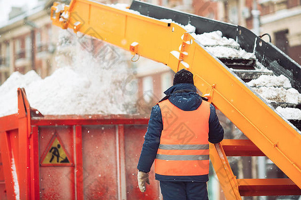 雪清洁拖拉机除雪机加载桩雪转储卡车雪犁在户外清洁街城市暴雪降雪