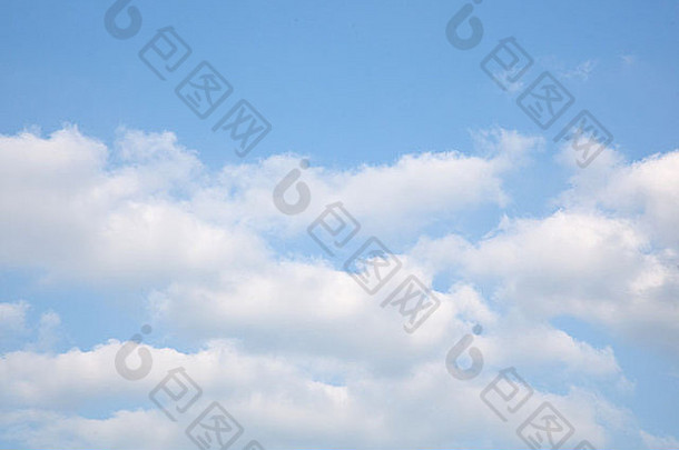 白色<strong>云</strong>蓝色的天空背景汉普郡英格兰