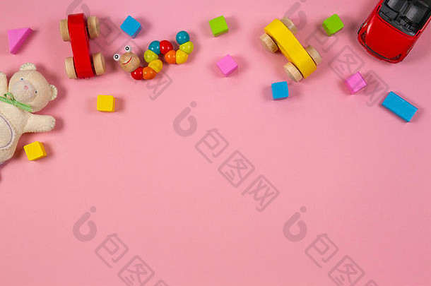 婴儿孩子们玩具框架泰迪熊玩具车木火车色彩斑斓的砖粉红色的背景前视图