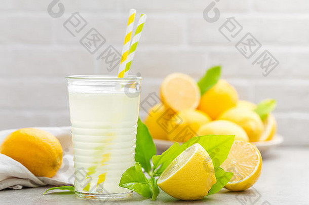 <strong>柠檬水</strong>喝新鲜的柠檬柠檬鸡尾酒汁