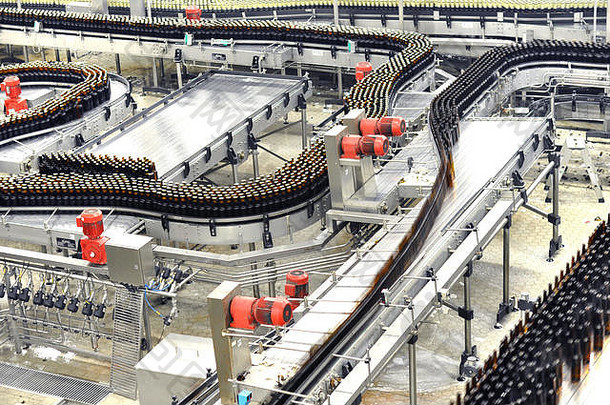 现代工厂食物行业啤酒啤酒厂输送机带啤酒瓶机器生产
