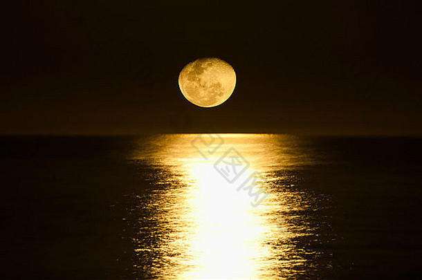 完整的月亮反映海晚上