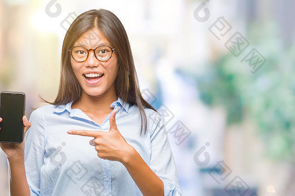 年轻的亚洲女人显示智能手机空白<strong>屏幕</strong>孤立的背景快乐指出手手指