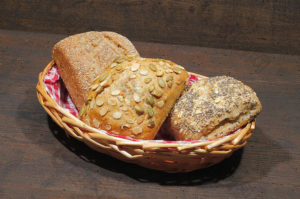 类型面包卷蛋糕好篮子乡村木表面
