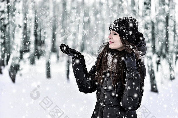 女孩黑暗长头发冬天公园降雪