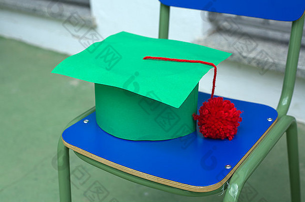 绿色帽学前教育椅子托儿所毕业一天