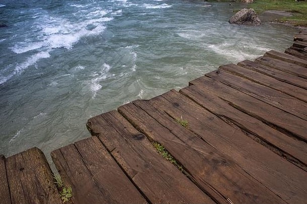 照片木桥河纯水背景