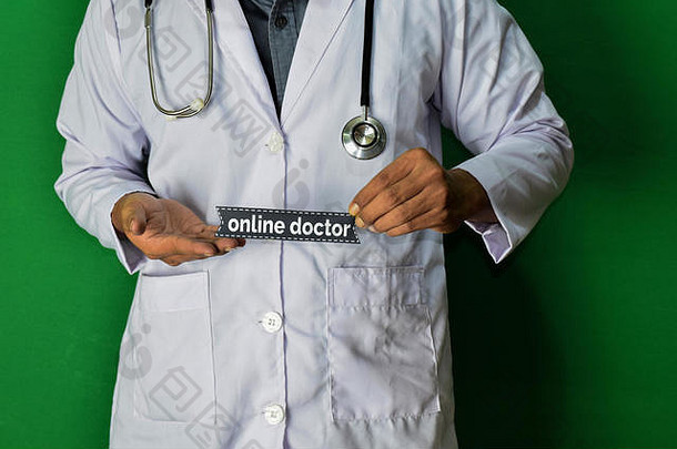 医生站持有在线医生纸文本绿色背景医疗医疗保健概念