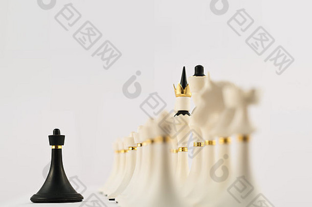 黑色的国际象棋兵相反白色