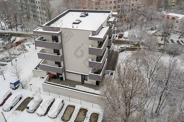 空中视图城市公寓块布加勒斯特罗马尼亚雪暴雪行停汽车覆盖雪空点
