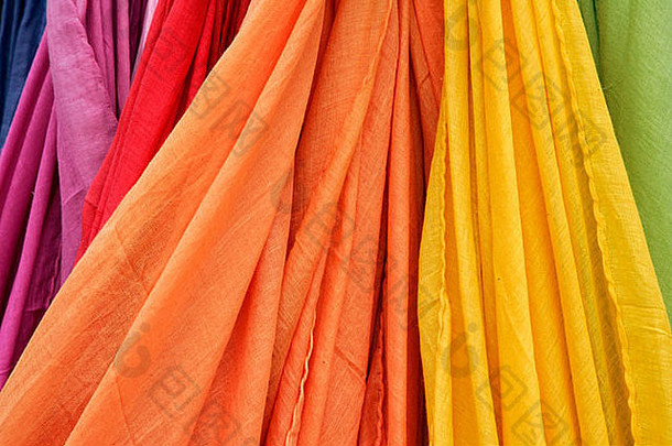 商店站摊位衣服模式围巾色彩斑斓的明亮的温暖的冬天布元素衣服服装安排表现出选择买出售