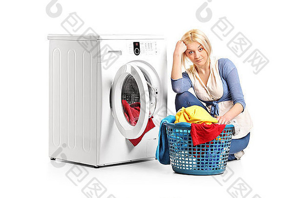 无聊女人坐着洗机洗衣