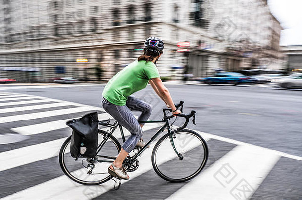 摘要模糊骑自行车的人骑华盛顿城市路