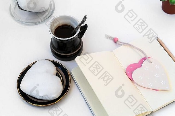 情人节一天作文女桌面杯咖啡板心形状的姜饼干白色背景情人节一天庆祝活动概念